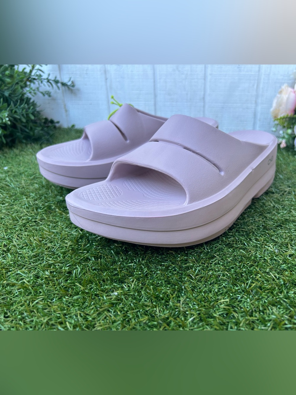 OOFOS
WOMEN OOMEGA OOAHH
SANDAL STARDUST
size 7 gently used - Picture 11 of 16